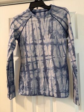 FIGS Women's Long Sleeve Underscrub Tie-Dye Top in Blue and White Size S